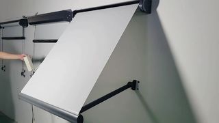 складывая тент руки