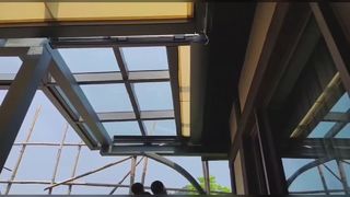 Выдвижной навес на крыше солярия